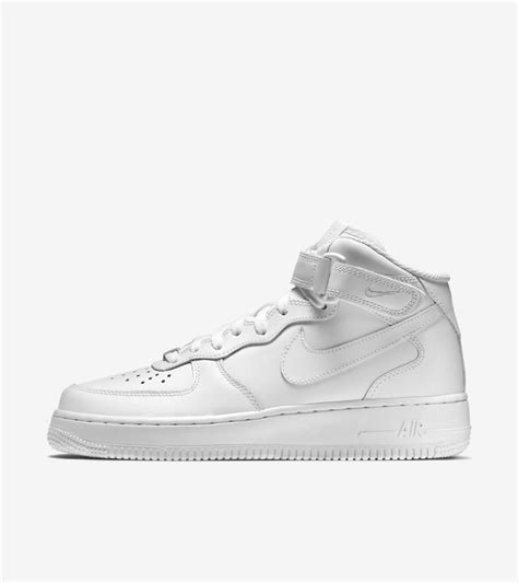 nike wmns mid cut weiß|Women's Nike Air Force 1 Mid 'Triple White'. Nike SNKRS.